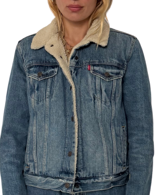 medium - Levi’s Sherpa trucker