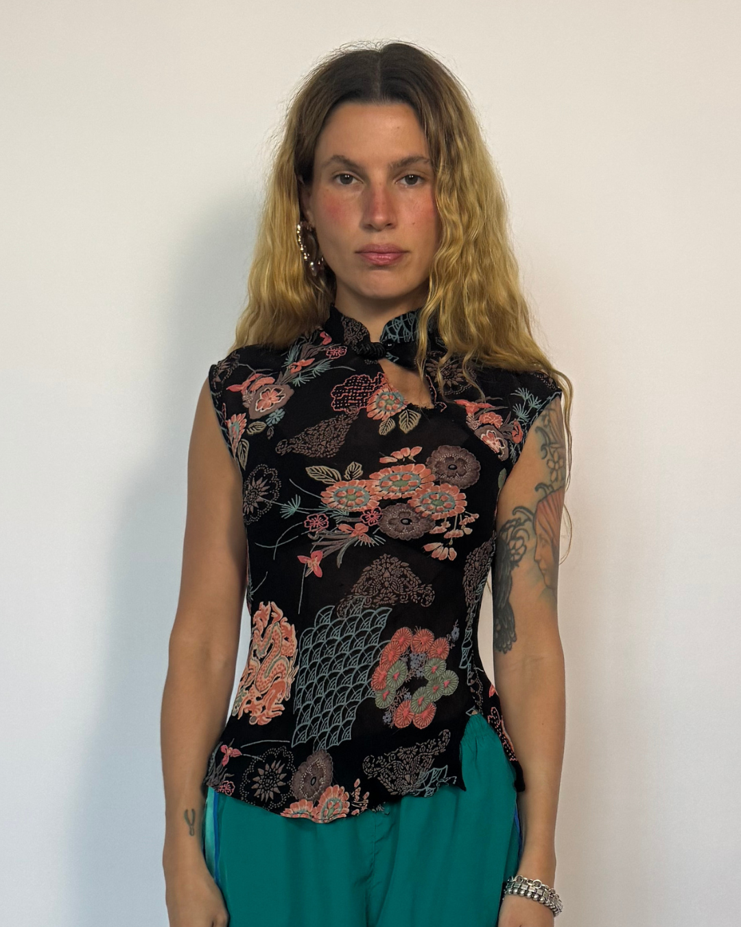SMALL- KNOT BUTTON TOP